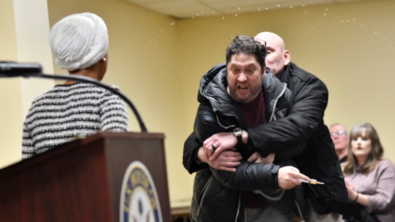 Video  Tentoi të sulmonte kongresmenen demokratike me një substancë të panjohur  Departamenti i Drejtësisë në SHBA ngre akuza ndaj autorit