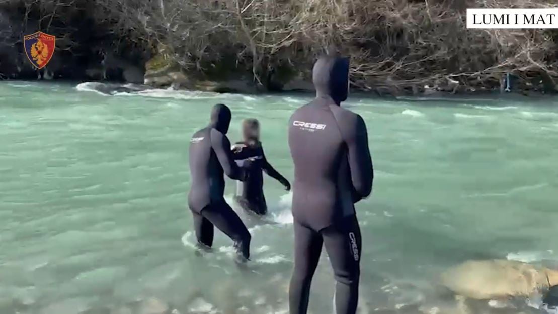 U la nga shoku në mjetin e rënë në përrua dhe dyshohet se e mori rrjedha e ujit  ende asnjë shenjë për trupin e 30 vjeçarit në Klos