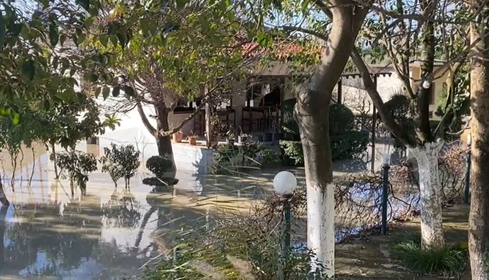 Dalja e lumit Seman  nën ujë banesa  biznese e toka bujqësore