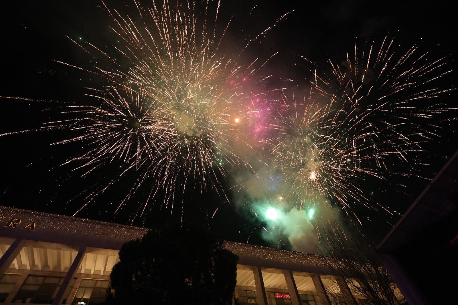 Troket 2026  Spektakël fishekzjarrësh në çdo qytet në vendin tonë  Top Channel ju uron Gëzuar Vitin e Ri