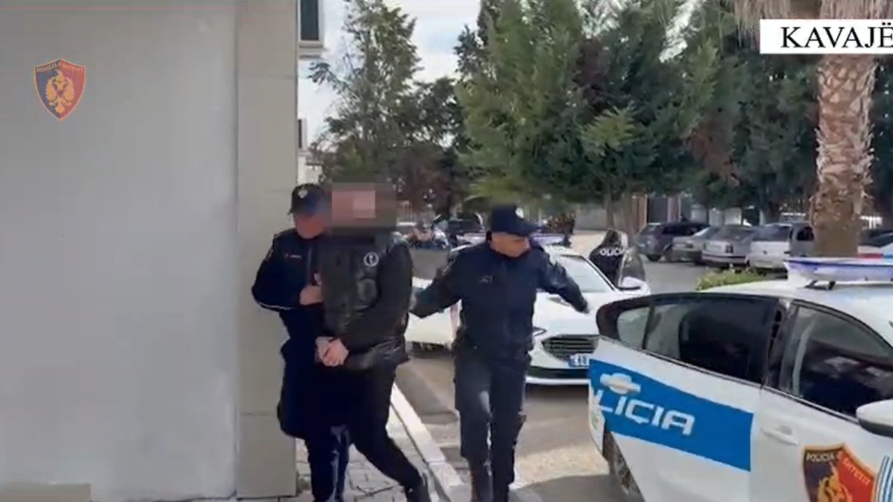 Qarkullonte nëpër qytet i armatosur  arrestohet 39 vjeçari në Kavajë  nën hetim edhe miku i tij