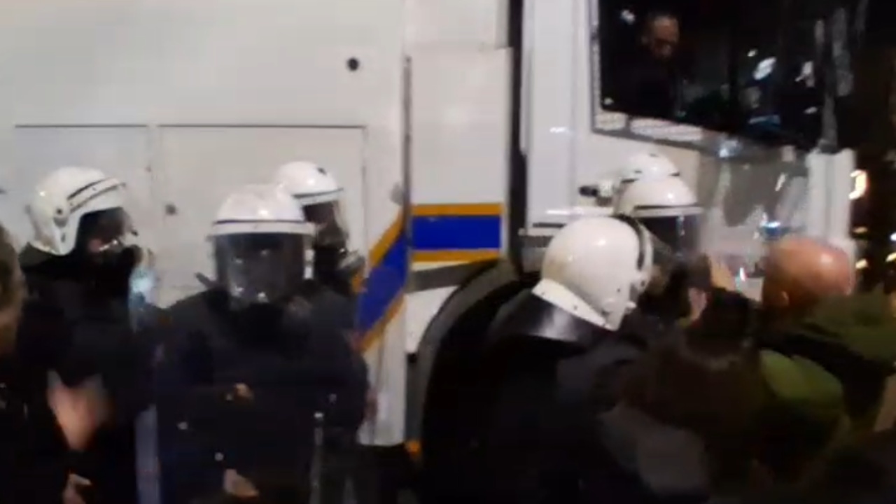 Përplasjet e ashpra përpara Kuvendit  deputetët e PD së tentojnë të ndalojnë autobotin e ujit