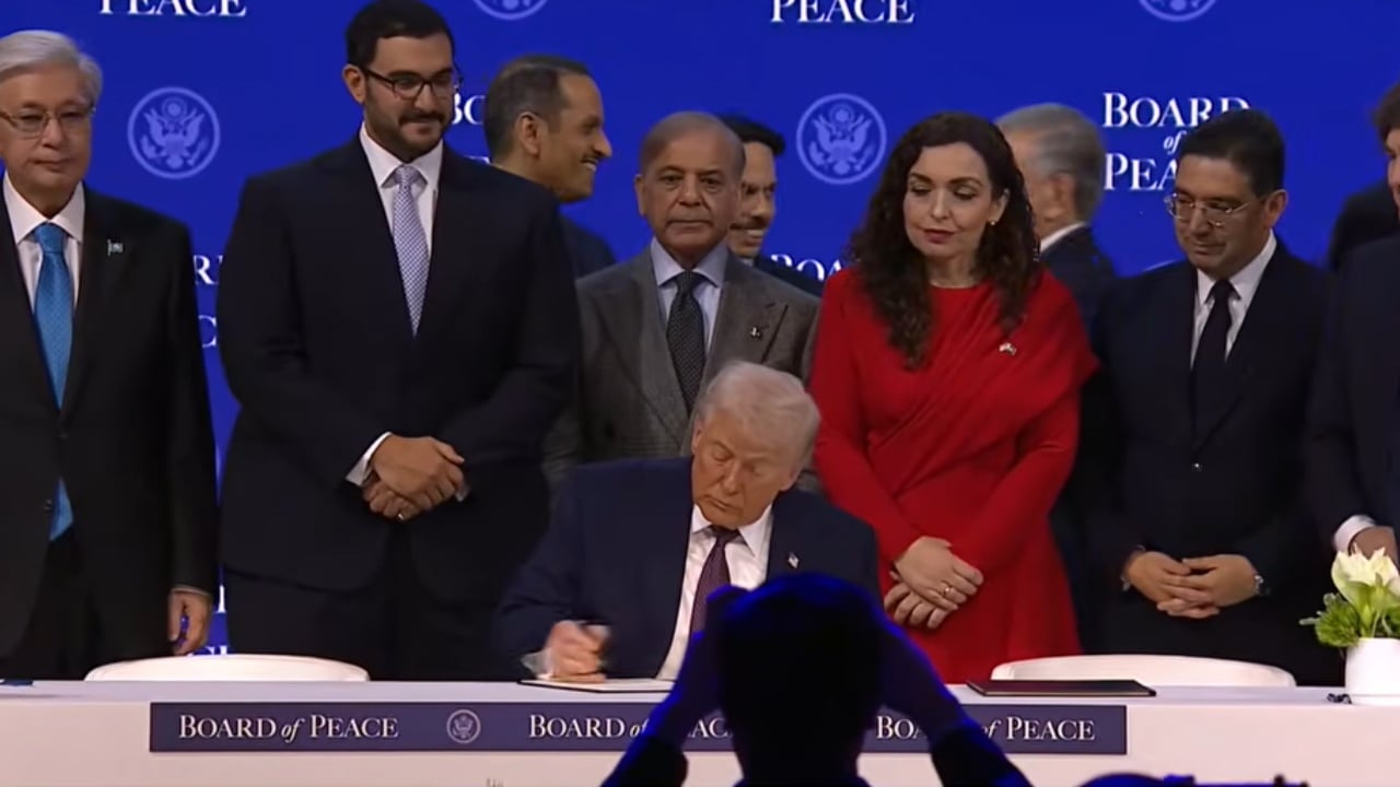 Ceremonia për nënshkrimin e Bordit të Paqes  Trump firmos me përfaqësuesit e 19 vendeve  e pranishme dhe Vjosa Osmani