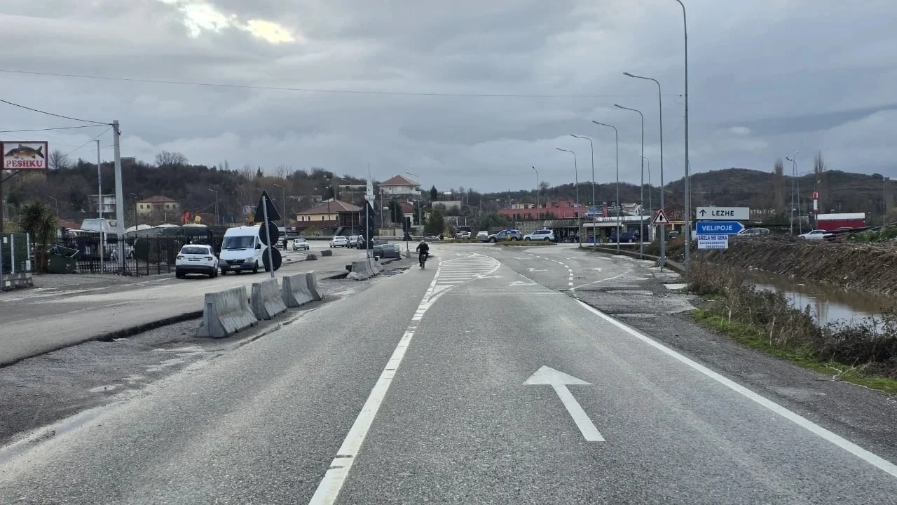 Përmirësohet situata në Shkodër  vazhdon e bllokuar rruga për në Obot