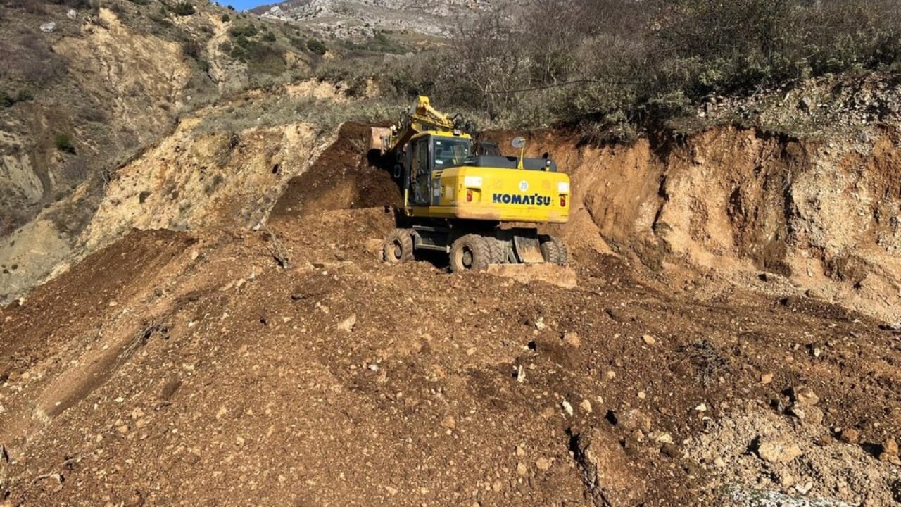 Rrëshqitje dherash dhe akse të bllokuara  situata problematike në disa bashki të qarkut Gjirokastër