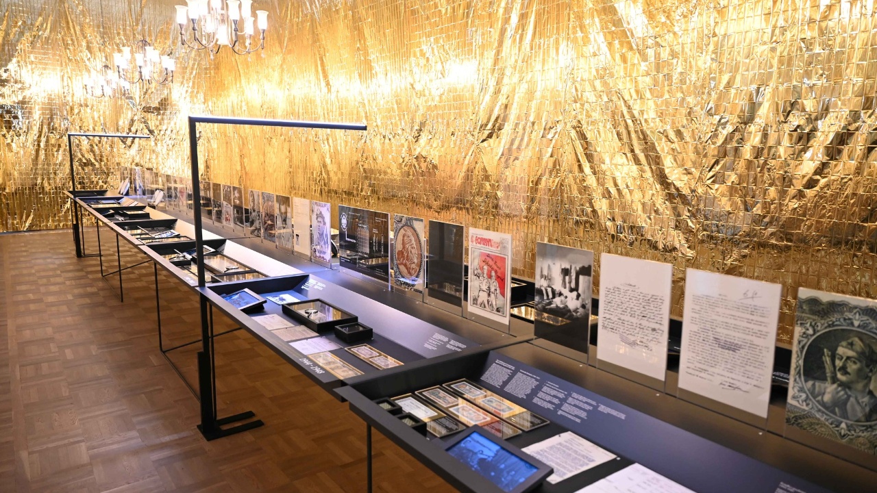 Çelet ekspozita  Paraja rrëfen   ekonomia në 100 vite e pasqyruar në kartëmonedha dhe dokumente arkivore