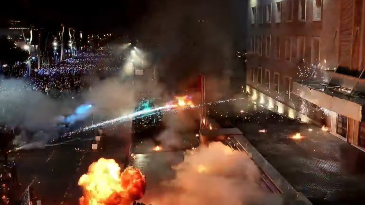 Molotovë dhe fishekzjarrë drejt Kryeministrisë  protesta e opozitës zhvendoset në Kuvend