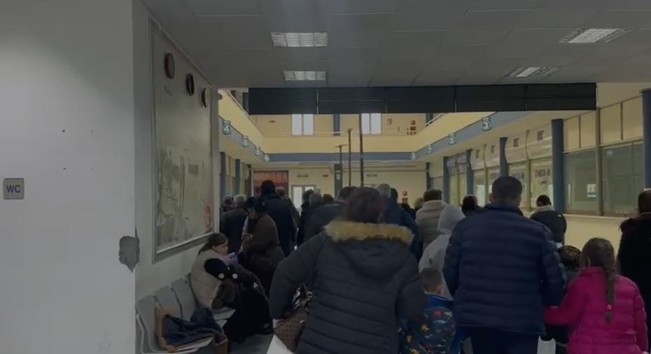 Kaosi në aeroportin e Brindisit  220 pasagjerë gjejnë zgjidhje për tu nisur drejt Shqipërisë  pjesa tjetër kthehen pas