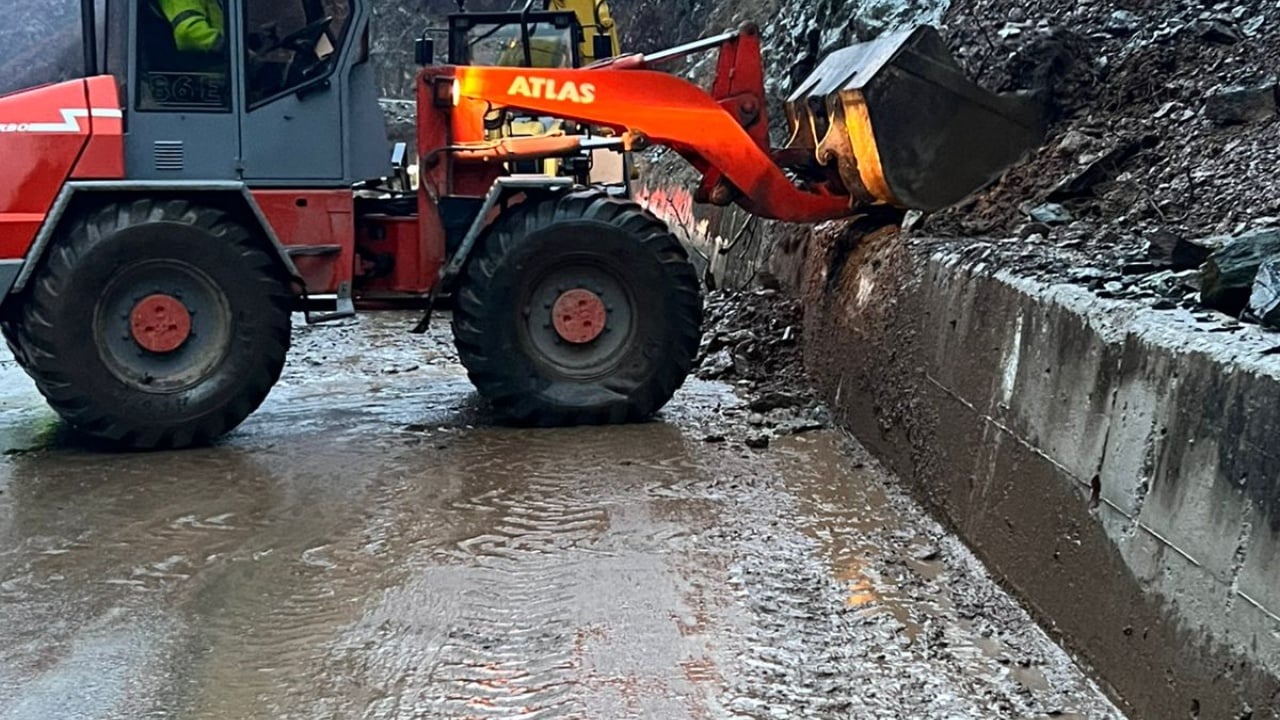 demtohet-ura-e-fshatit-ogjost-ne-kukes-rruge-te-bllokuara-ne-disa-zona-te-tjera-rurale-hasi-perballet-me-rrezikun-e-rezervuarit-helshan-2