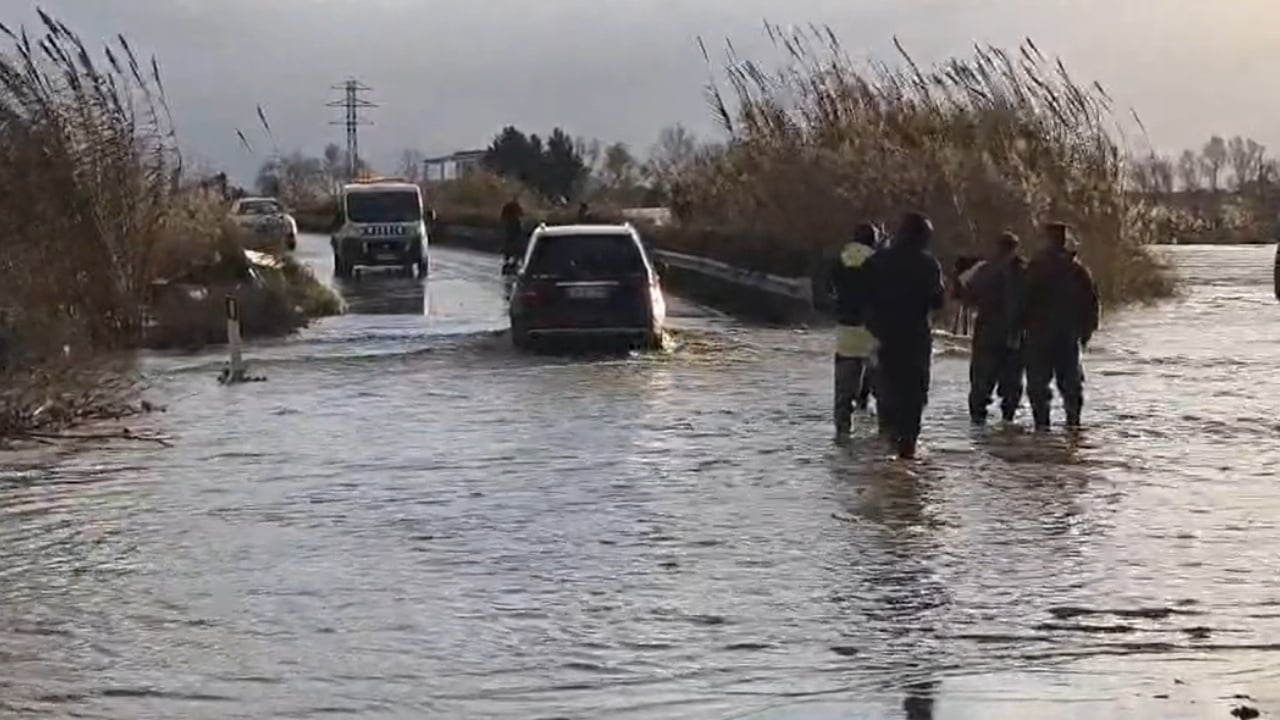Përmbytjet në Fier  80 familje të prekura dhe rreth 700 ha tokë bujqësore nën ujë
