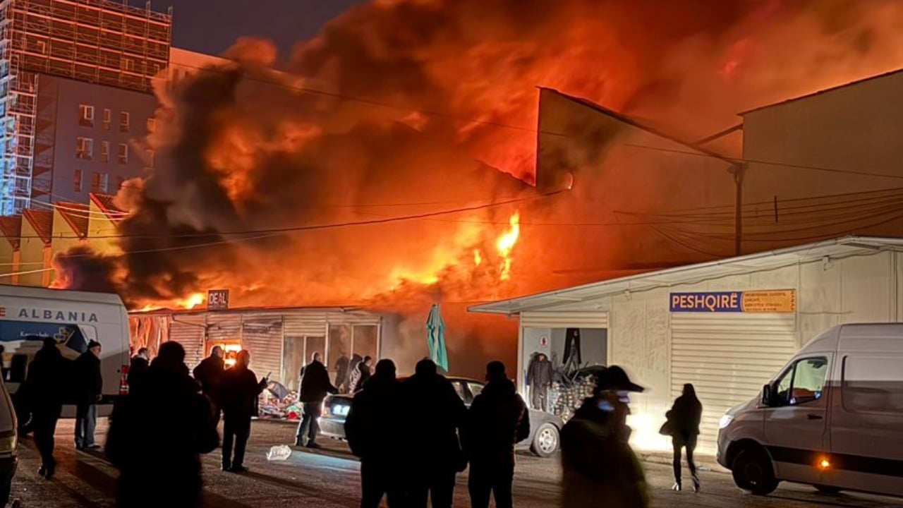 Zjarri merr përmasa të frikshme te  5 Maji   forcat zjarrfikëse nga Durrësi për në Tiranë  kërkohet ndihmë nga Elbasani  Vora dhe ndërhyrje e Ushtrisë