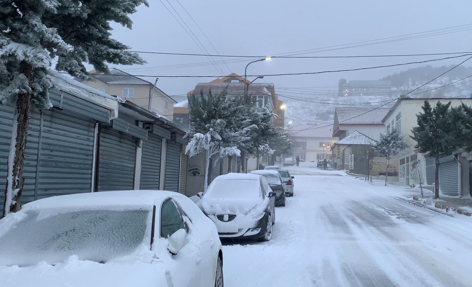 Reshjet e dendura të dëborës zbardhin Dibrën  ulen temperaturat