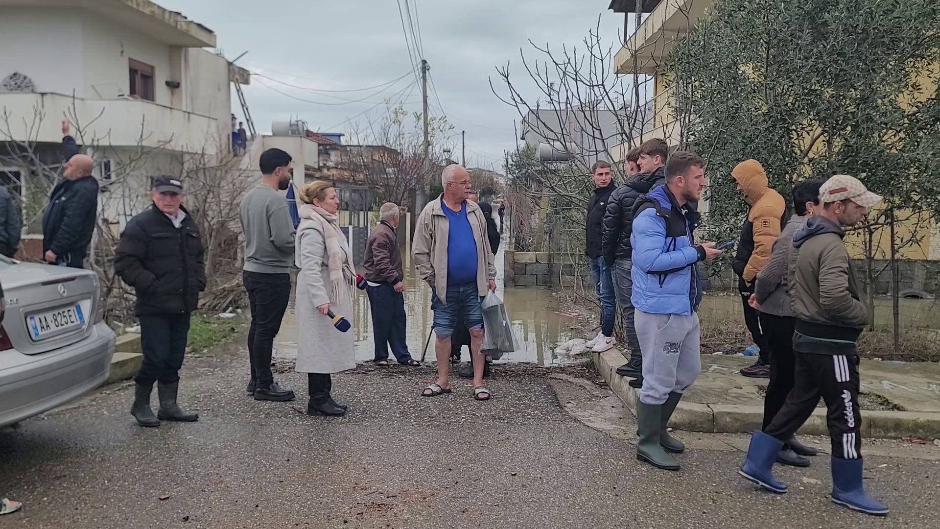 Banesat e tyre janë  pushtuar  nga uji  banorët e ish Kënetës në Durrës dalin në protestë  Askush nuk ka ndërhyrë  situata është emergjente