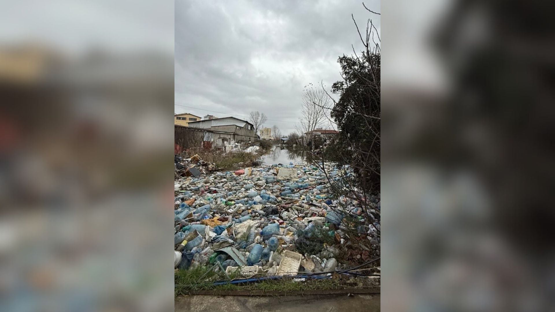  Atdheun e duam vetëm në stadium   Rama publikon pamjet e mbeturinave në Shkozet  Sigurisht që përmbytemi kur plehrat i hedhim nëpër fusha e rrugë dhe 