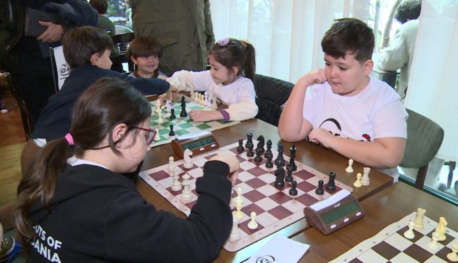 120-femije-ne-sfiden-e-mendjes-15-shkolla-ne-tirane-e-perfshijne-kete-sport-si-lende-mesimore-me-zgjedhje