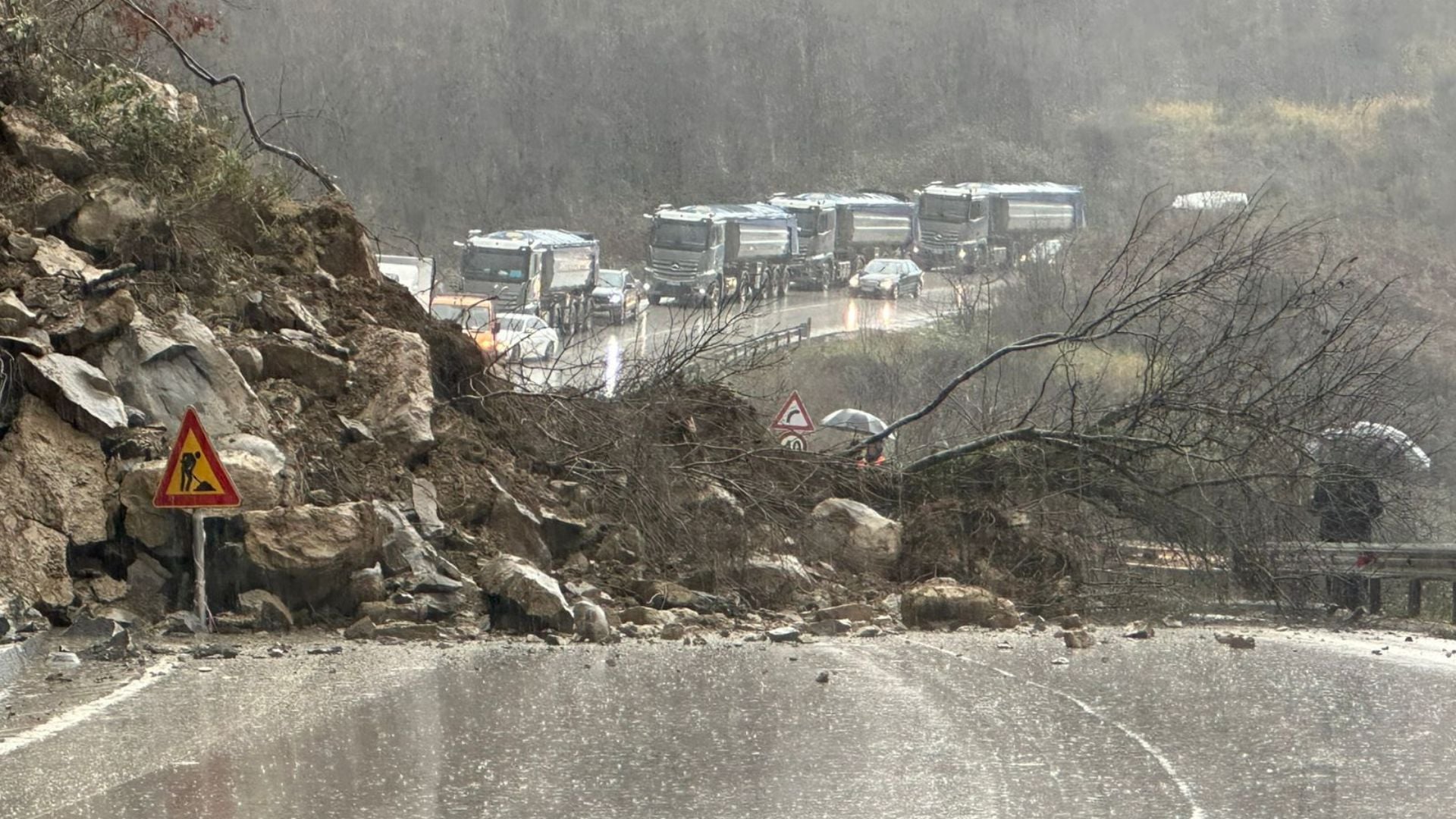 Reshjet e shiut në vend  bllokohet aksi Gjirokastër Tepelenë  krijohet radhë mjetesh 10km e gjatë
