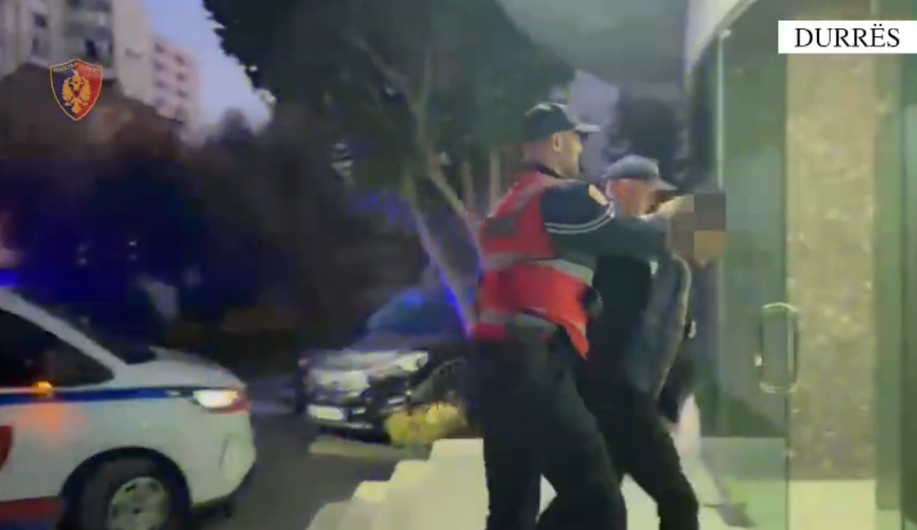 Lëvizte  sypatrembur  me armë zjarri në shëtitoren e plazhit  arrestohet i riu në Durrës  e pëson edhe shoku