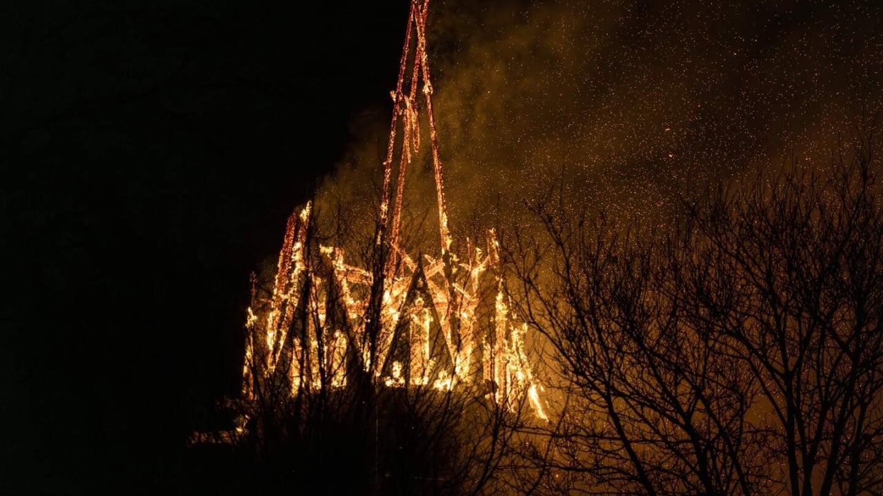 Video  Pamje të frikshme nga Amsterdami  kisha historike përfshihet nga flakët gjatë natës së ndërrimit të viteve