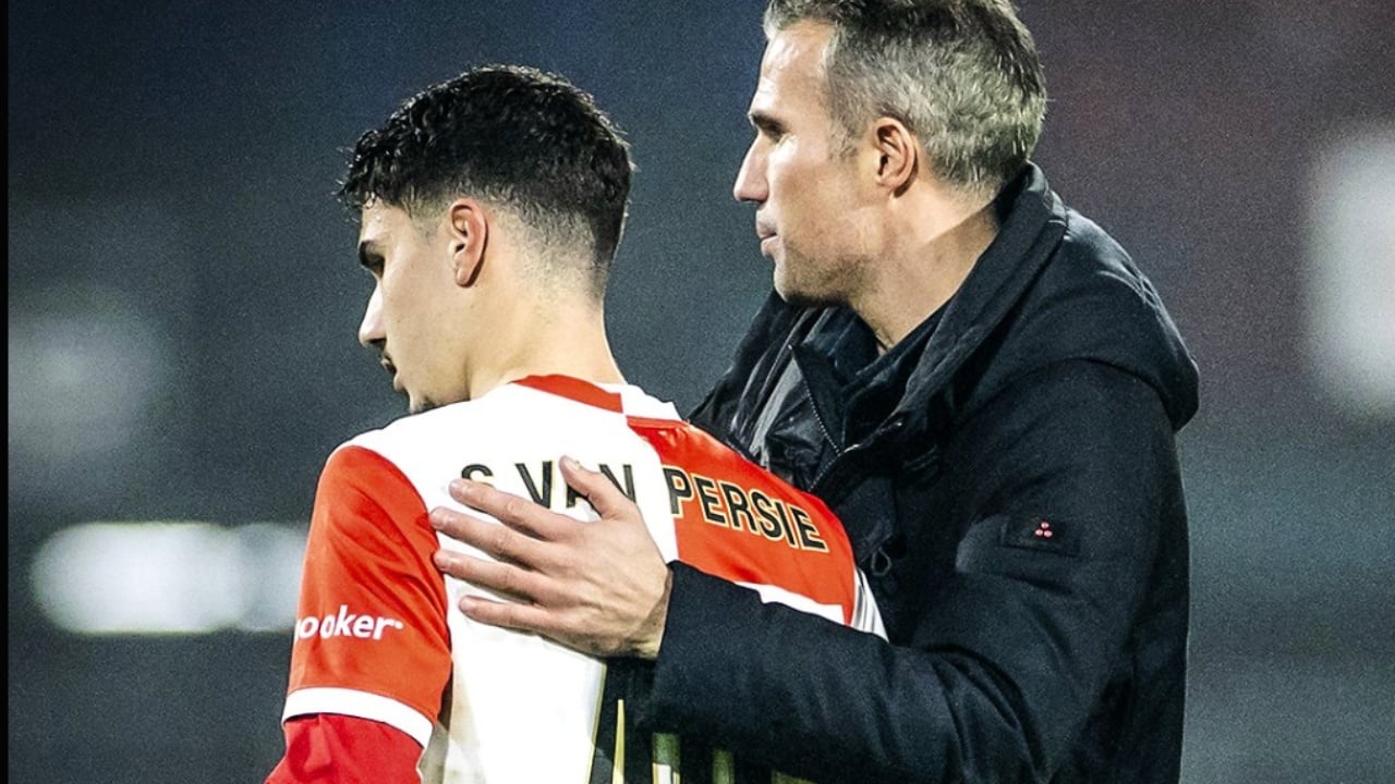 Video   Djali i legjendës holandeze  Robin Van Persie  dhuron spektakël me rroveshatë goli i parë si profesionit