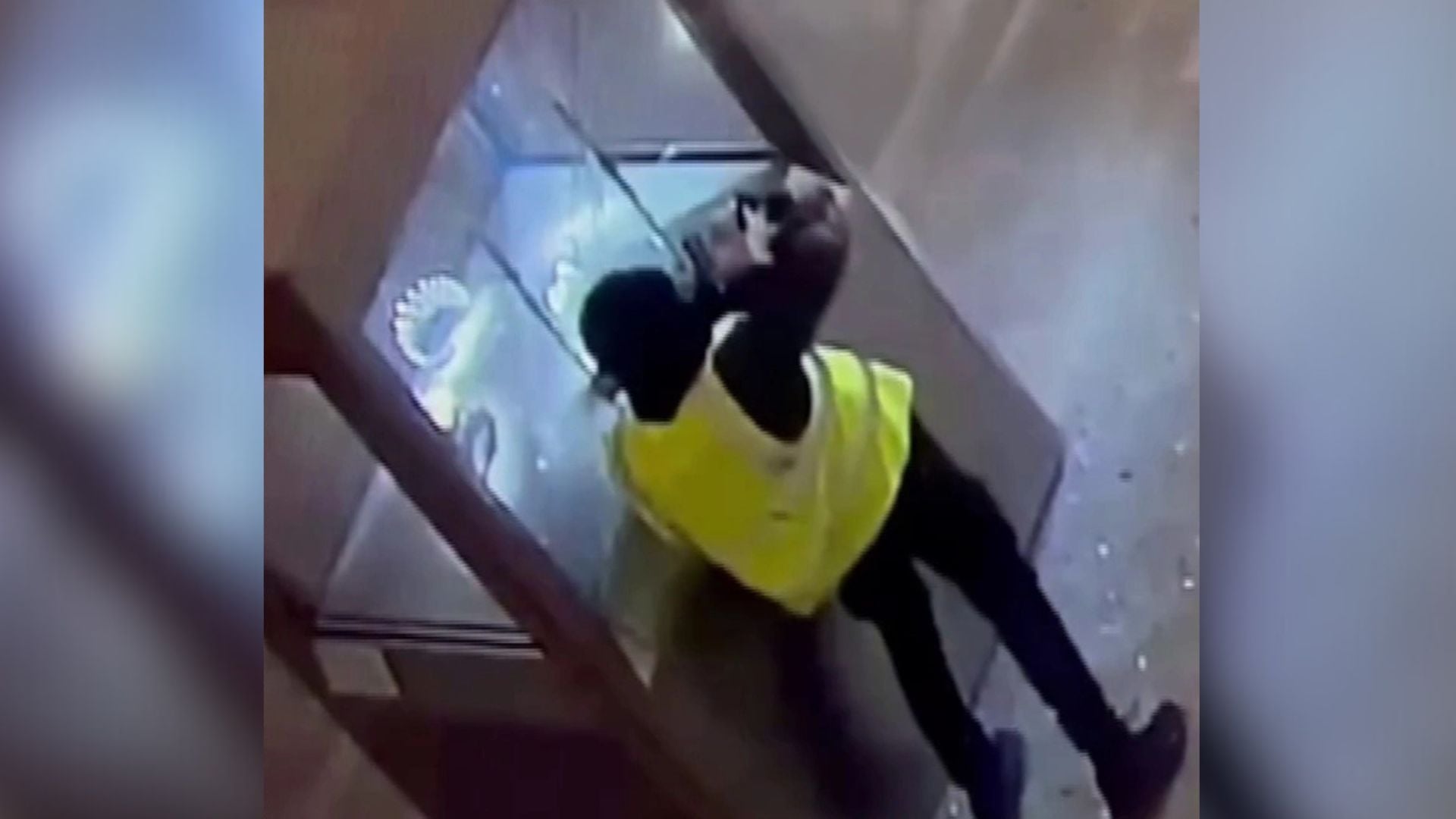 vjedhja-spektakolare-ne-muzeun-e-luvrit-dalin-videot-e-momentit-kur-hajdutet-thyejne-xhamat-e-vitrinave-dhe-marrin-bizhuterite-mbreterore