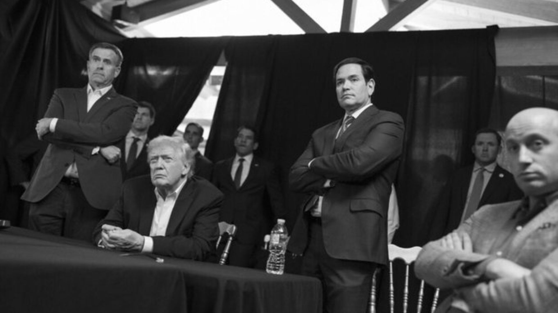 FOTOLAJM  Me Rubion dhe Hegseth krahas tij  Shtëpia e Bardhë publikon fotot e Trump duke ndjekur live arrestimin e Maduros