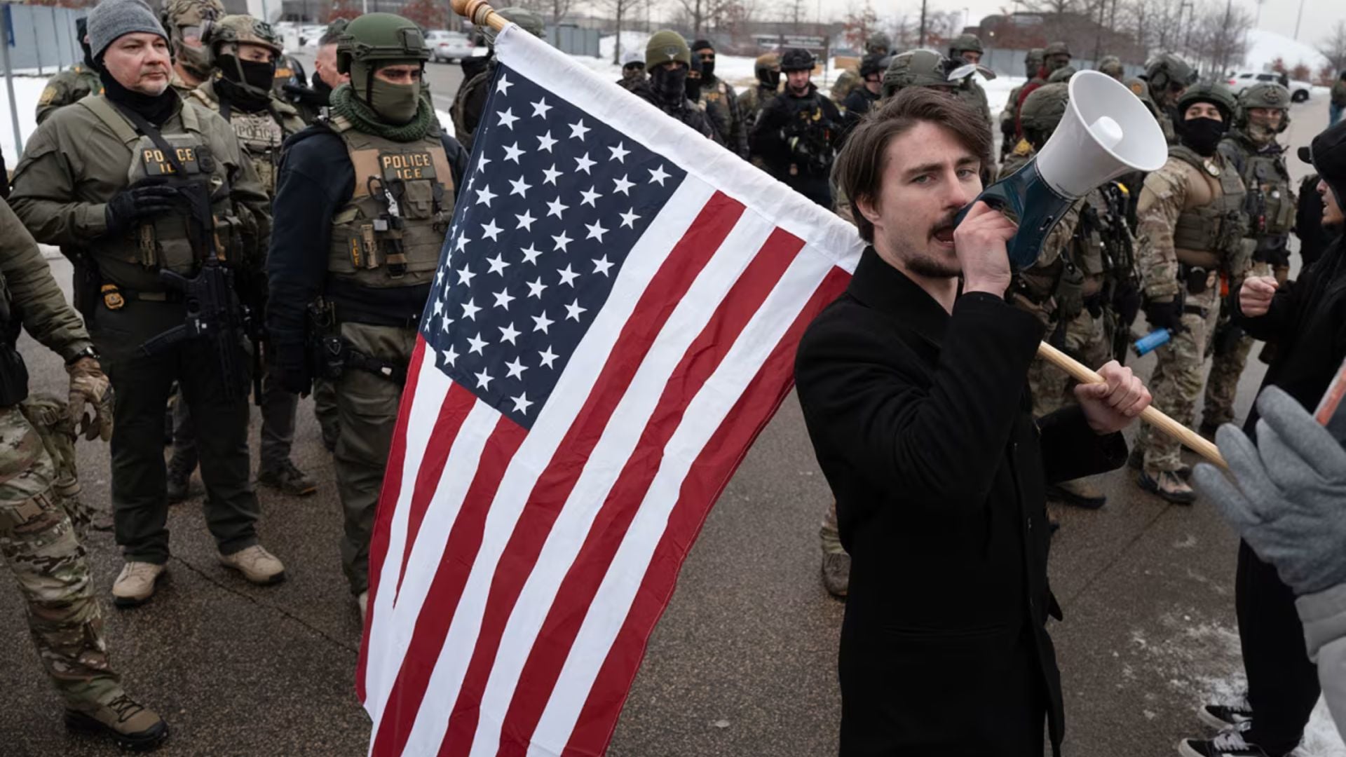  Vazhdoni të luani lojëra idiotësh dhe do merrni çmime idiote   Një person futet mes protestuesve kundër anti imigracionit dhe i sfidon  Kur do ta kuptoni që 