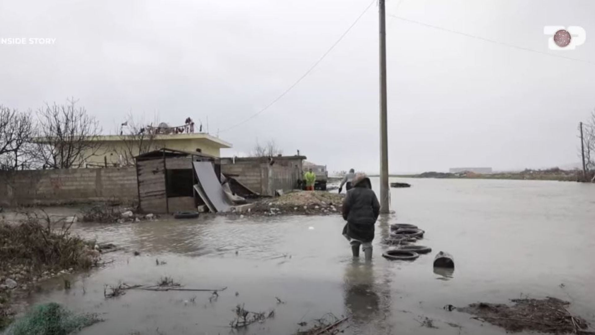 Inside Story  Familje të izoluara nga uji në Porto Romano  investimi i dështuar në kanalin e ri kullues që  kthen ujin pas 