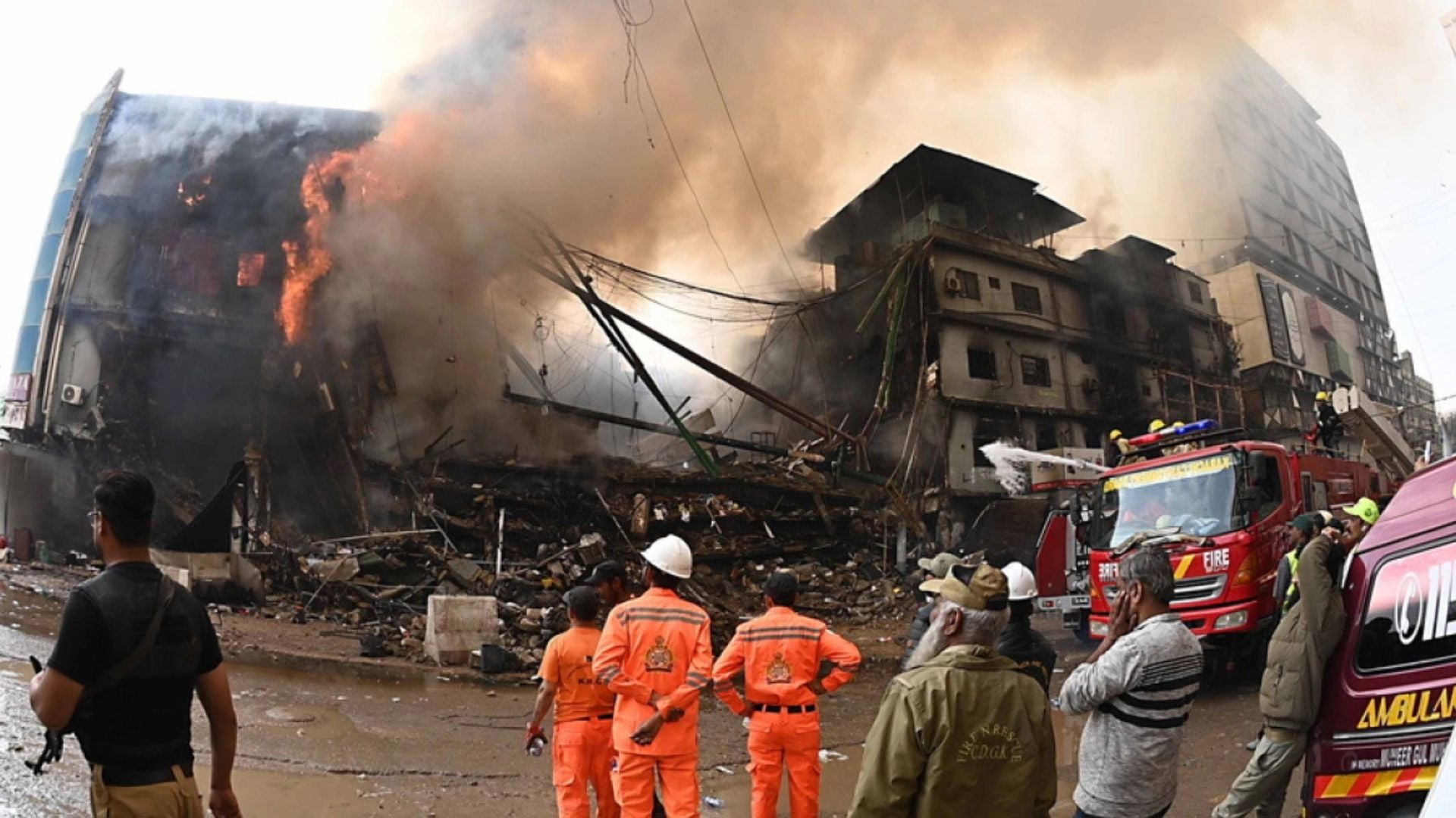 Zjarr masiv në një qendër tregtare në Pakistan  6 viktima dhe 20 të plagosur  dhjetëra zjarrfikëse në terren për të shuar flakët