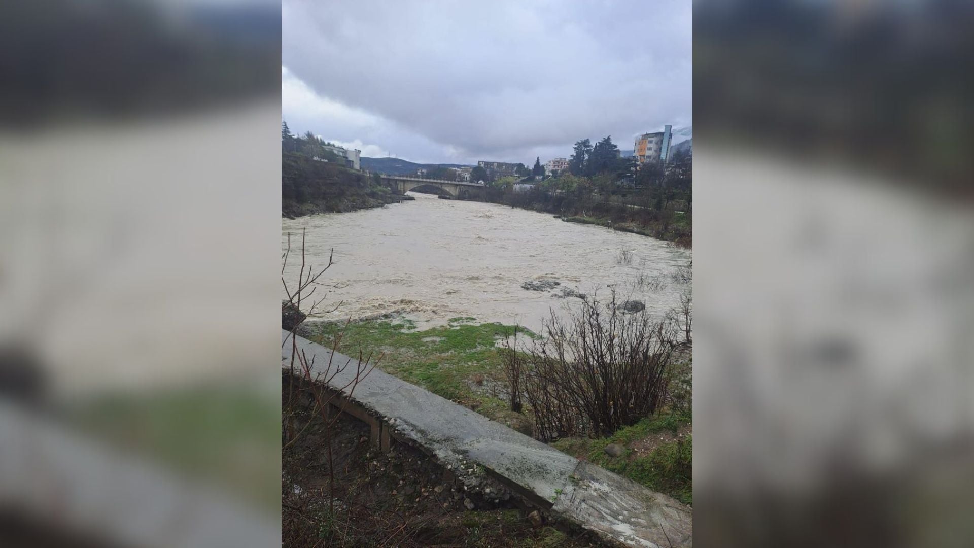 Përmbytjet në qarkun e Vlorës  ende ka prani uji në disa banesa në Novoselë e Bishan