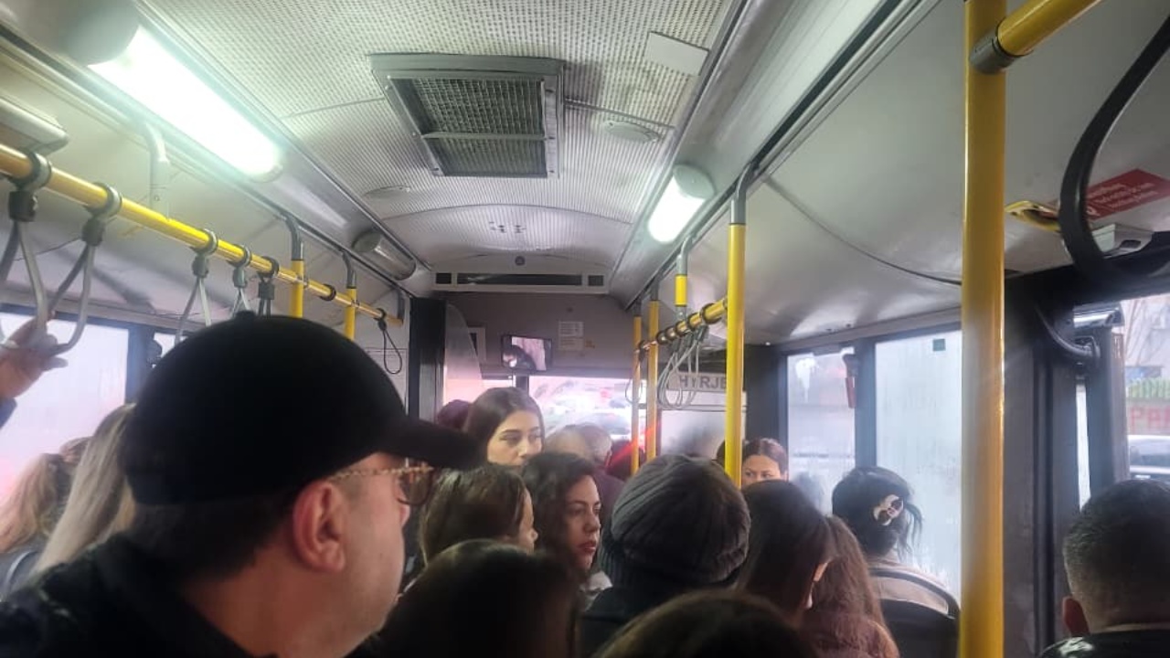 trafik-i-renduar-nga-moti-i-keq-ne-tirane-dy-autobuse-pesojne-defekt-ne-mes-te-rruges
