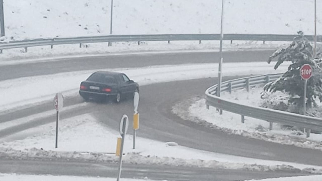 zbardhen-zonat-malore-te-qarkut-te-elbasanit-ne-disa-akse-kalohet-vetem-me-zinxhir