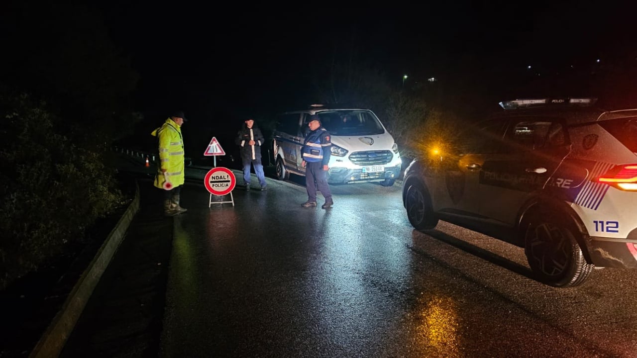 Çahet rruga te  Ura e Petranit  për shkak të motit të keq  bllokohet qarkullimi në aksin Përmet Çarçovë