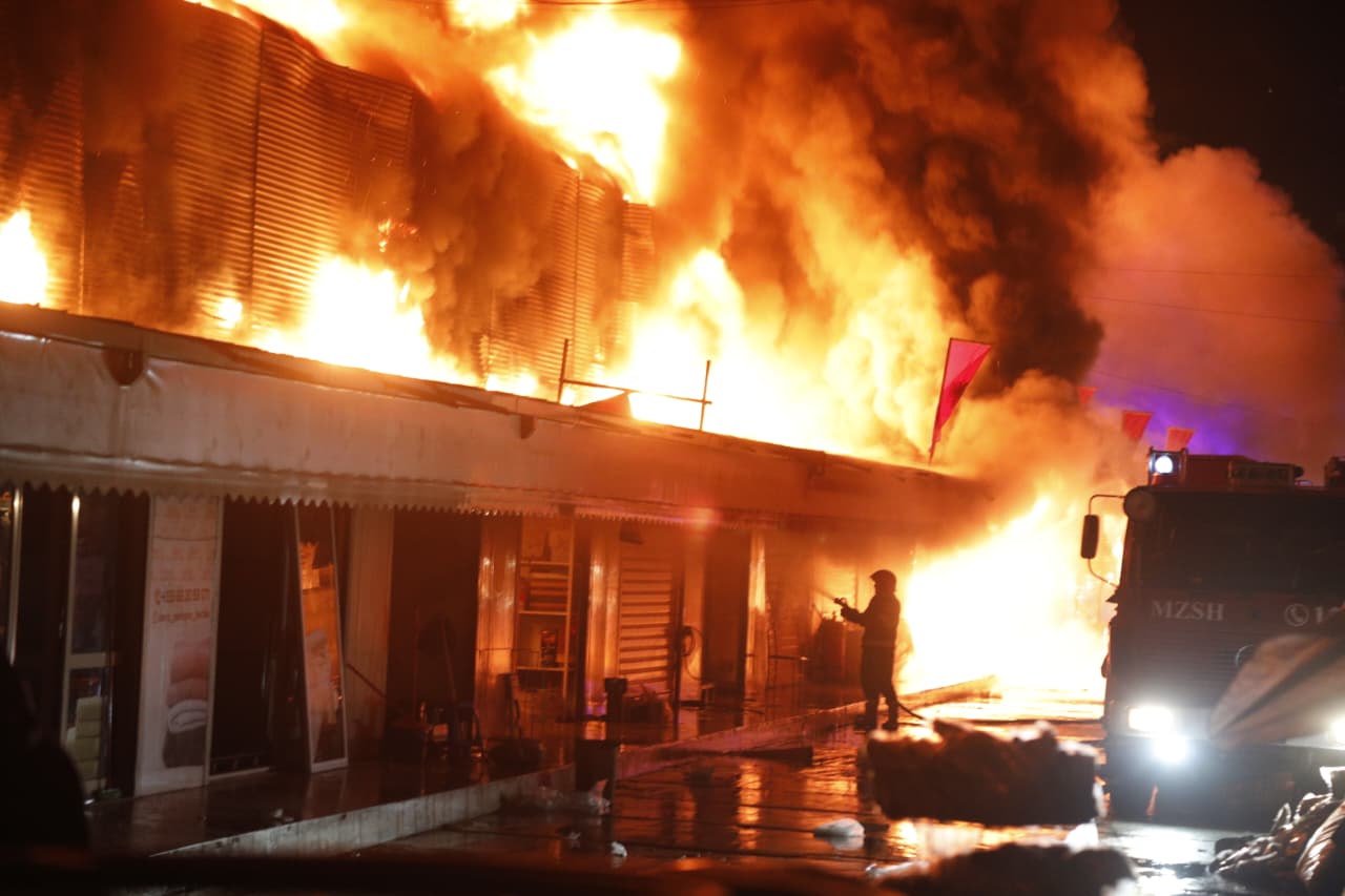 Zjarri masiv në kryeqytet tek ish  uzina Dinamo  ende ka riaktivizime vatrash