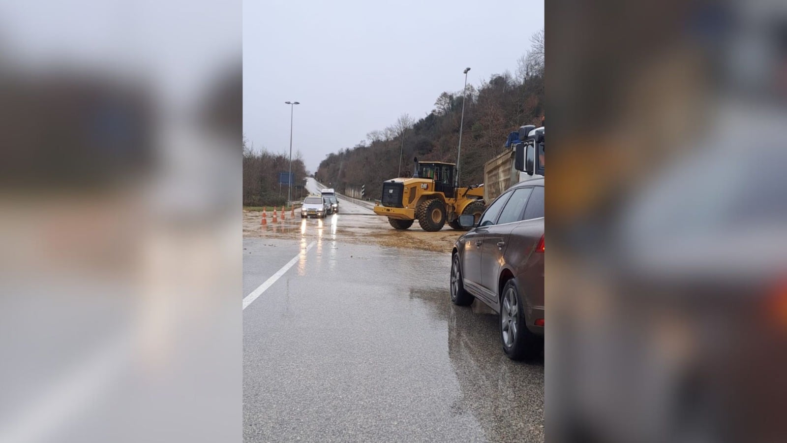 Rrëshqitje dherash në aksin Gjirokasër Tepelenë  bllokohen dy segmente rrugore