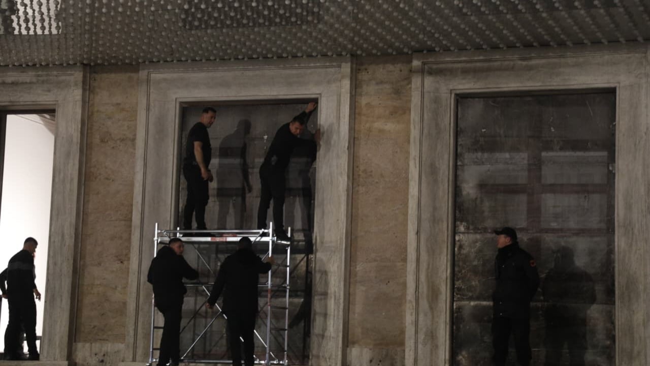  Shqipëria Bëhet  njofton protestën e radhës  Garda nis blindimin e dyerve të Kryeministrisë