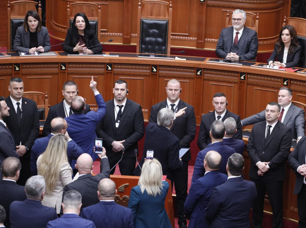 Vetëm 20 minuta seancë  Opozita bllokoi foltoren  mazhoranca miraton projektligjet