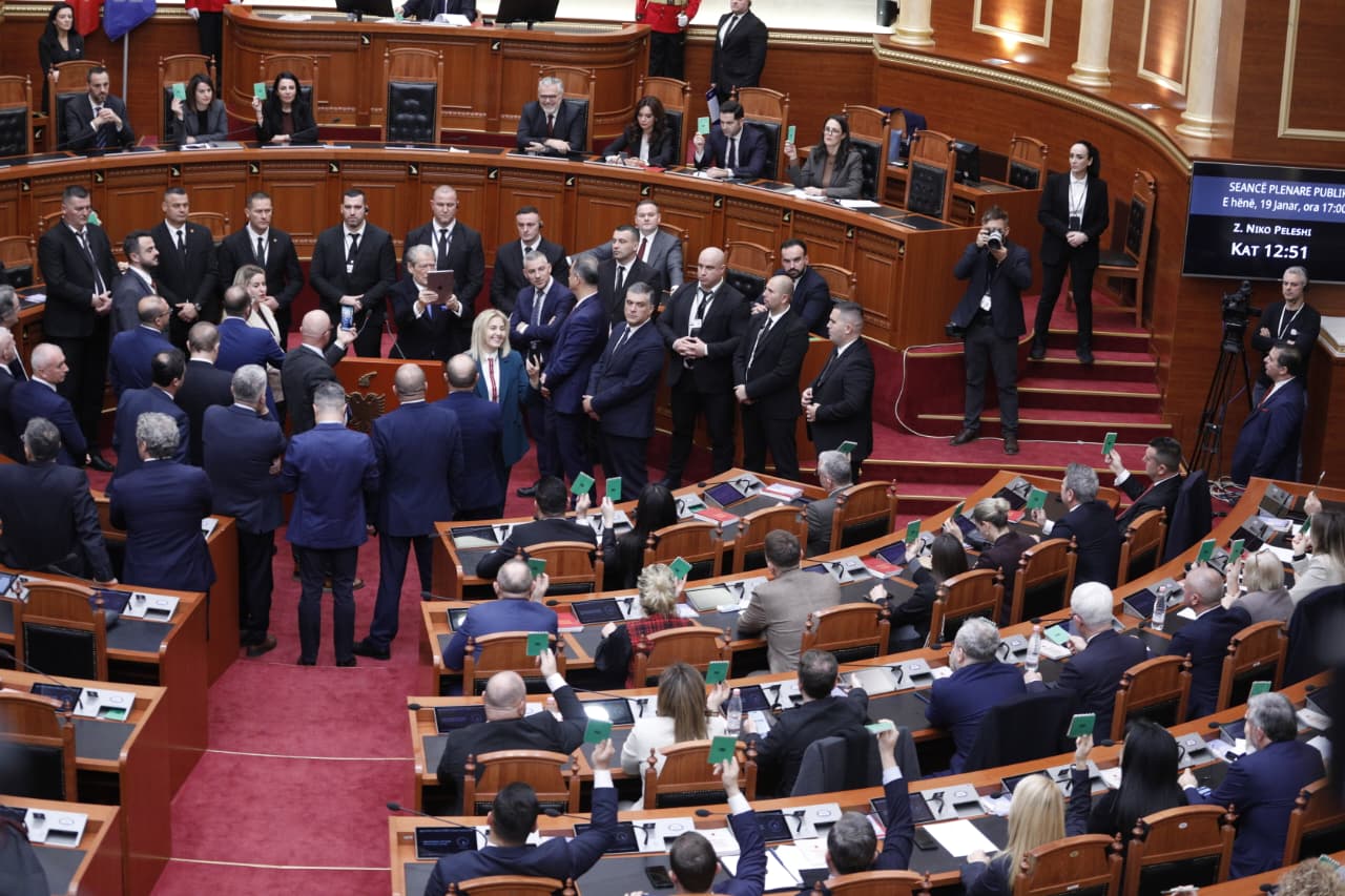 FOTOT  Berisha bën kameramanin me iPad në dorë në Kuvend  deputetët e PD bllokojnë foltoren  ç ndodhi në 20 minuta seancë  blic 