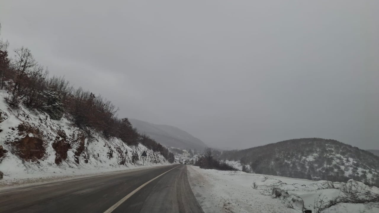 Bora bllokon pikën kufitare të Qafë Thanës   paralizohet  qarkullimi i kamionëve drejt Maqedonisë së Veriut
