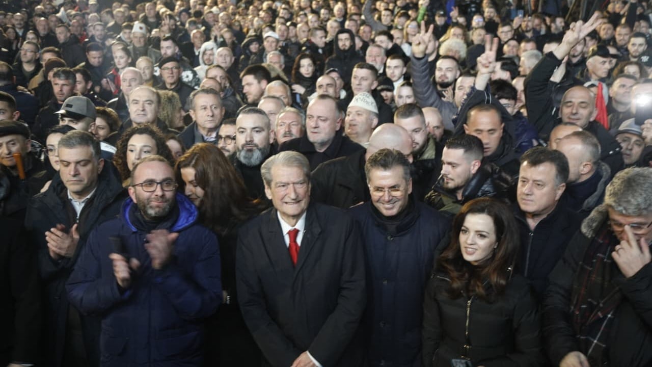 Tubimi i PD së përpara Kryeministrisë dhe Kuvendit  Berisha nga selia  Lironi 25 protestuesit paqësorë  po përmbysim diktaturën e dytë