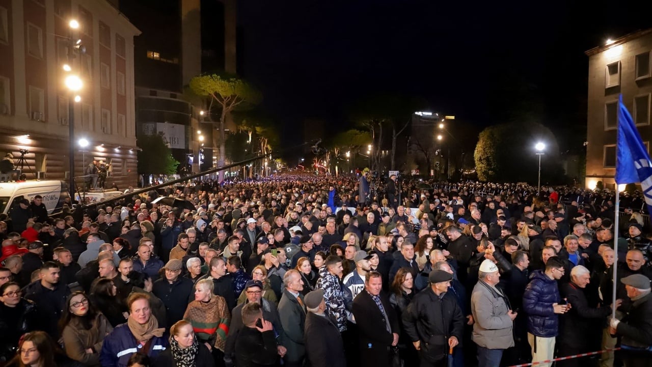 LIVE  1300 policë për protestën e opozitës  Berisha mbërrin te Kryeministria  Boçi  Të shprehim revoltën dhe zemërimin tonë