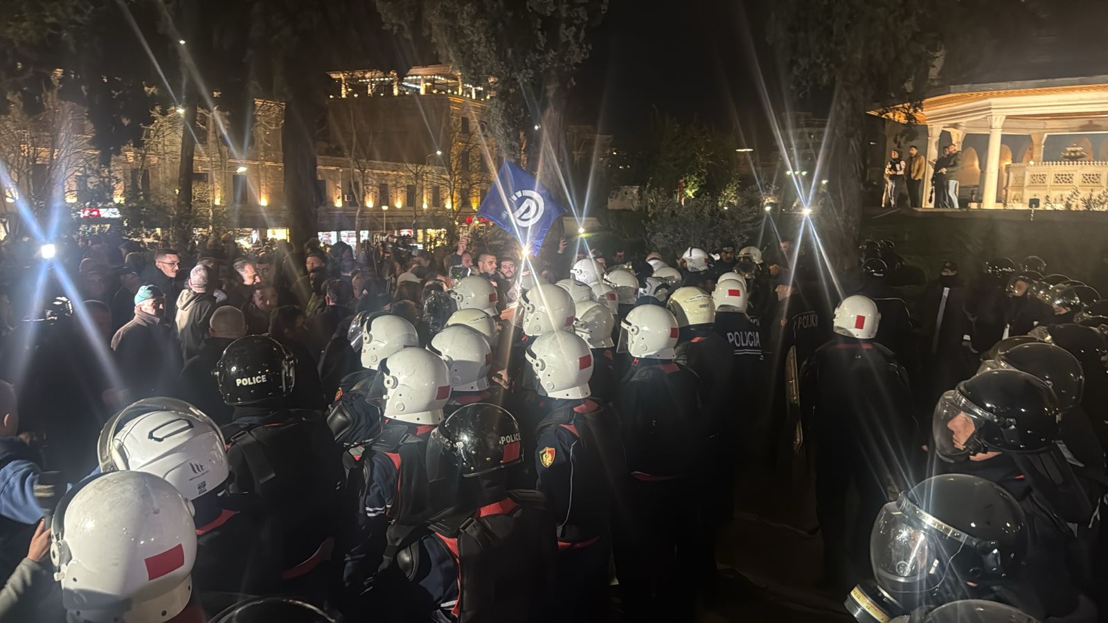 Tubimi i opozitës përpara Kuvendit  Protestuesit tentojnë të futen brenda në godinë  deputetët e PD përplasen me policinë