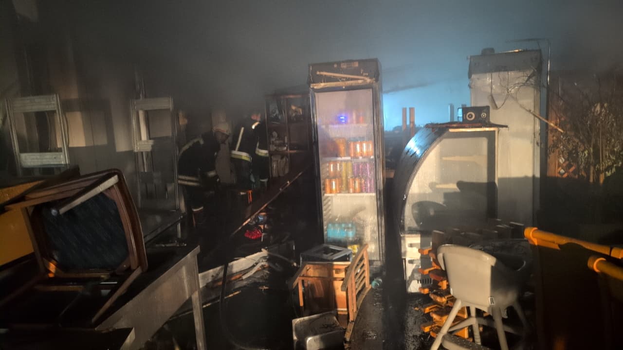 Shkrumbohet lokali në Durrës  dyshohet se flaka nisi nga një shkëndijë elektrike