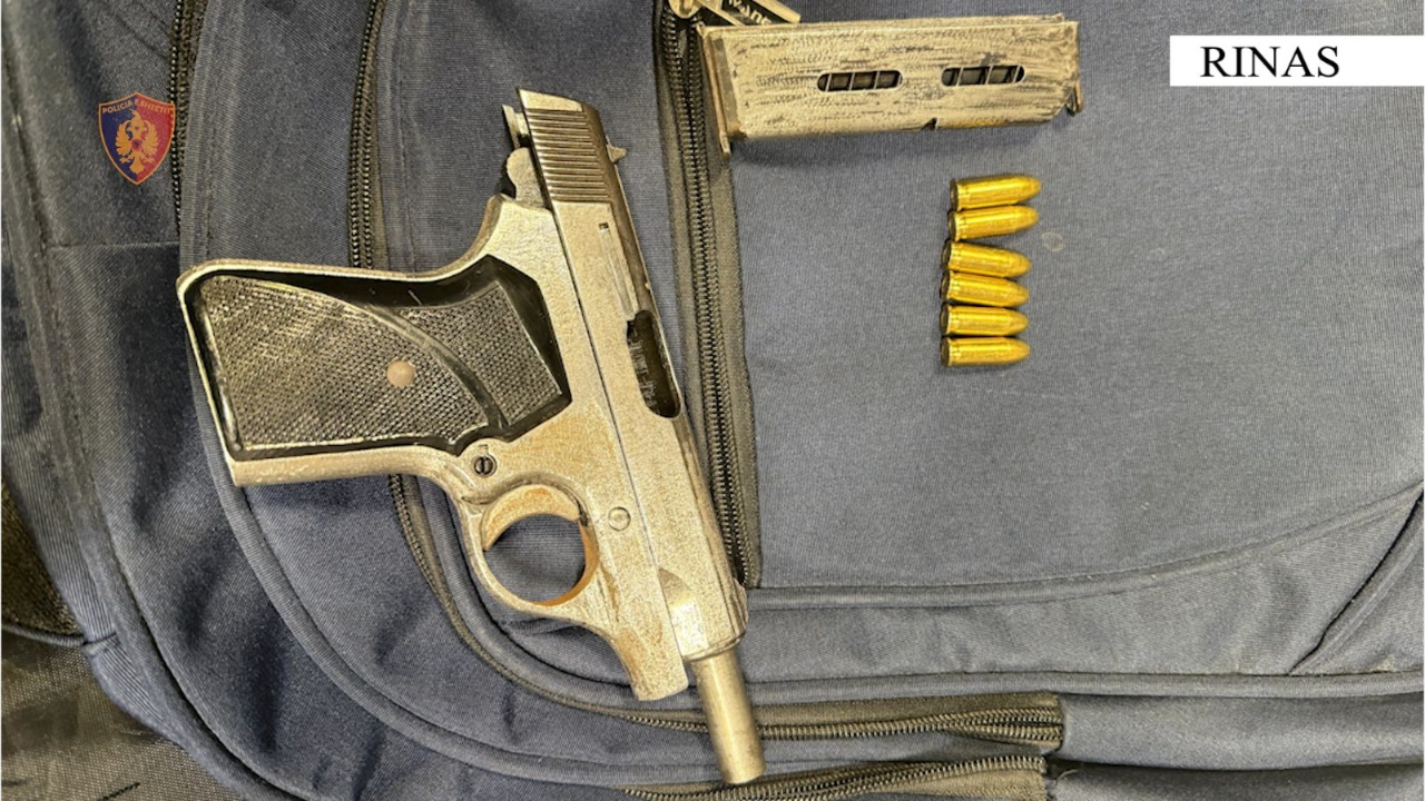 Tentoi të kalonte në Rinas me armë zjarri në valixhe  arrestohet 36 vjeçari