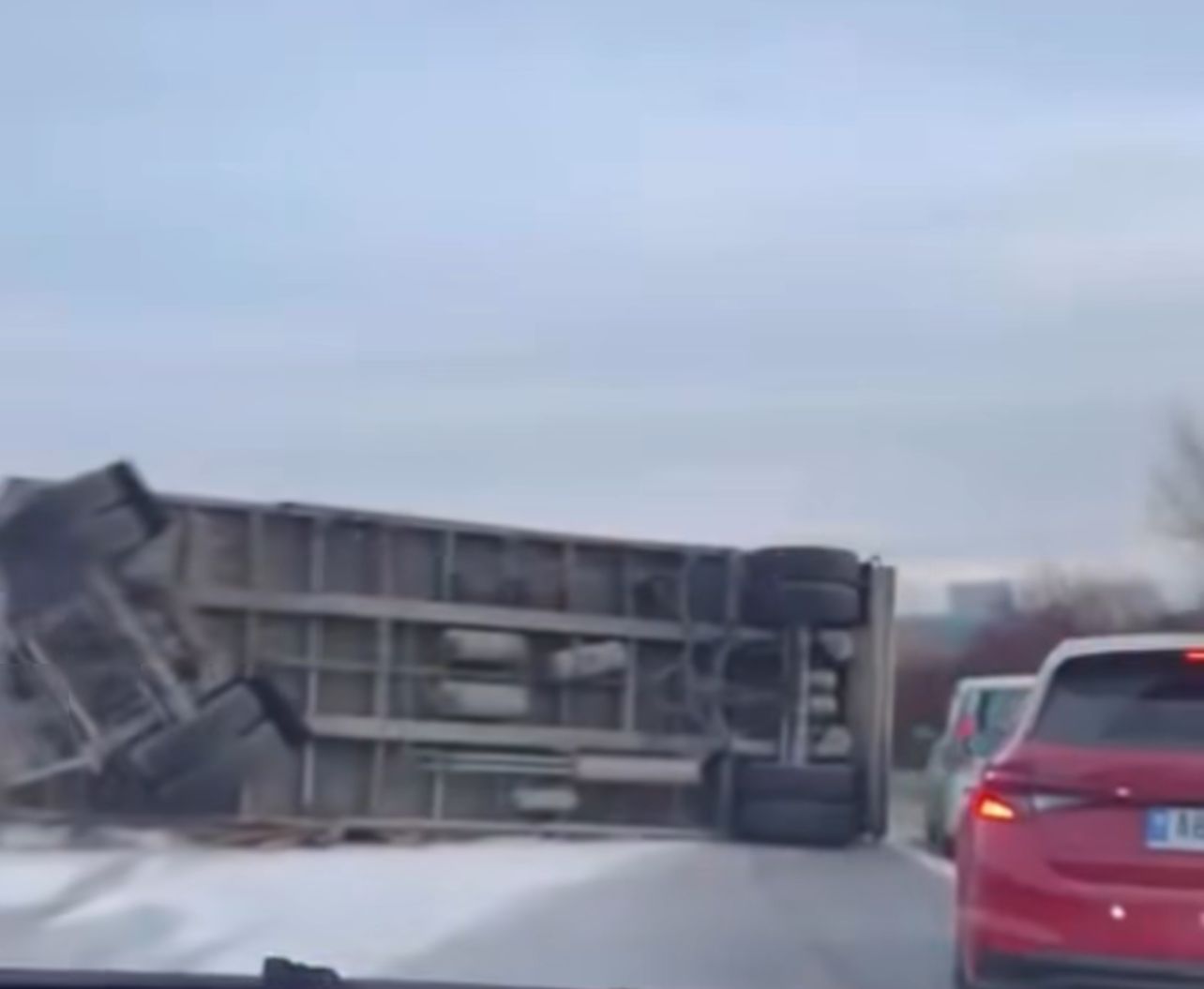 Kamioni përmbyset në autostradën Durrës Tiranë  bllokohet korsia