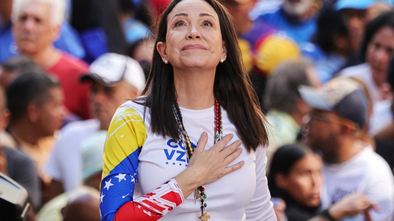  Mirënjohje për angazhimin e tij ndaj lirisë së vendit   Fitoi Nobel in për Paqe  udhëheqësja e opozitës venezueliane i dhuron medaljen e saj Presidentit Trump