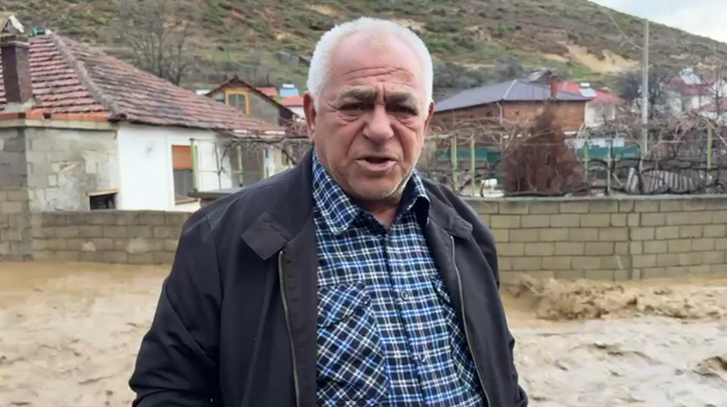Situatë e rënduar në Rrëmenj të Pogradecit  Rrugët kthehen në lumenj  banorët  Po na shemben shtëpitë