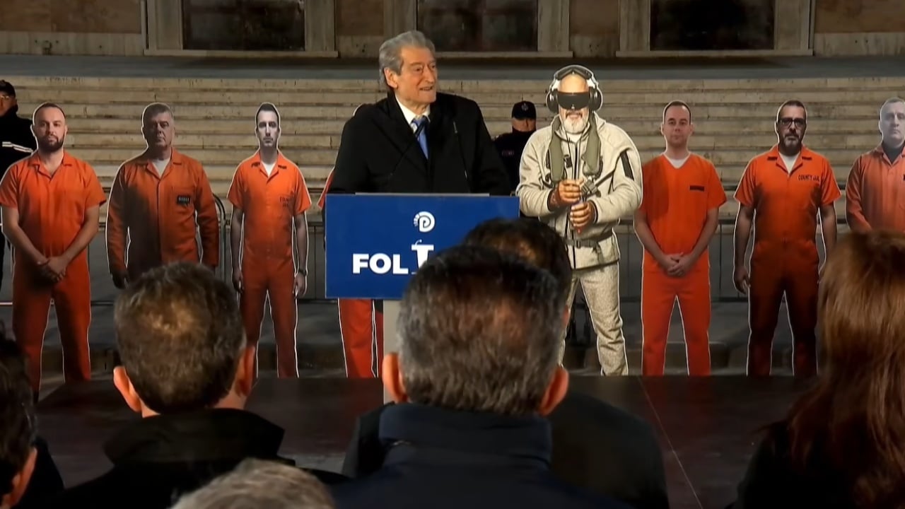  Më 24 janar  ditën do ta bëjmë natë   Foltorja e PD para Kryeministrisë  Berisha  Shqipëria nuk do ketë kurrë Kushtetutë pa demokratët