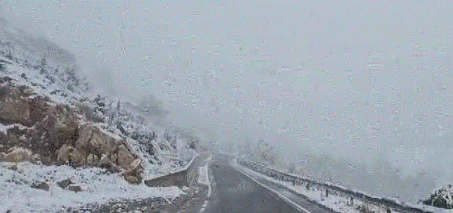 Nisin reshjet e borës në qarkun e Kukësit  Temperaturat zbresin deri në  16°C  autoritetet i bëjnë thirrje shoferëve për kujdes