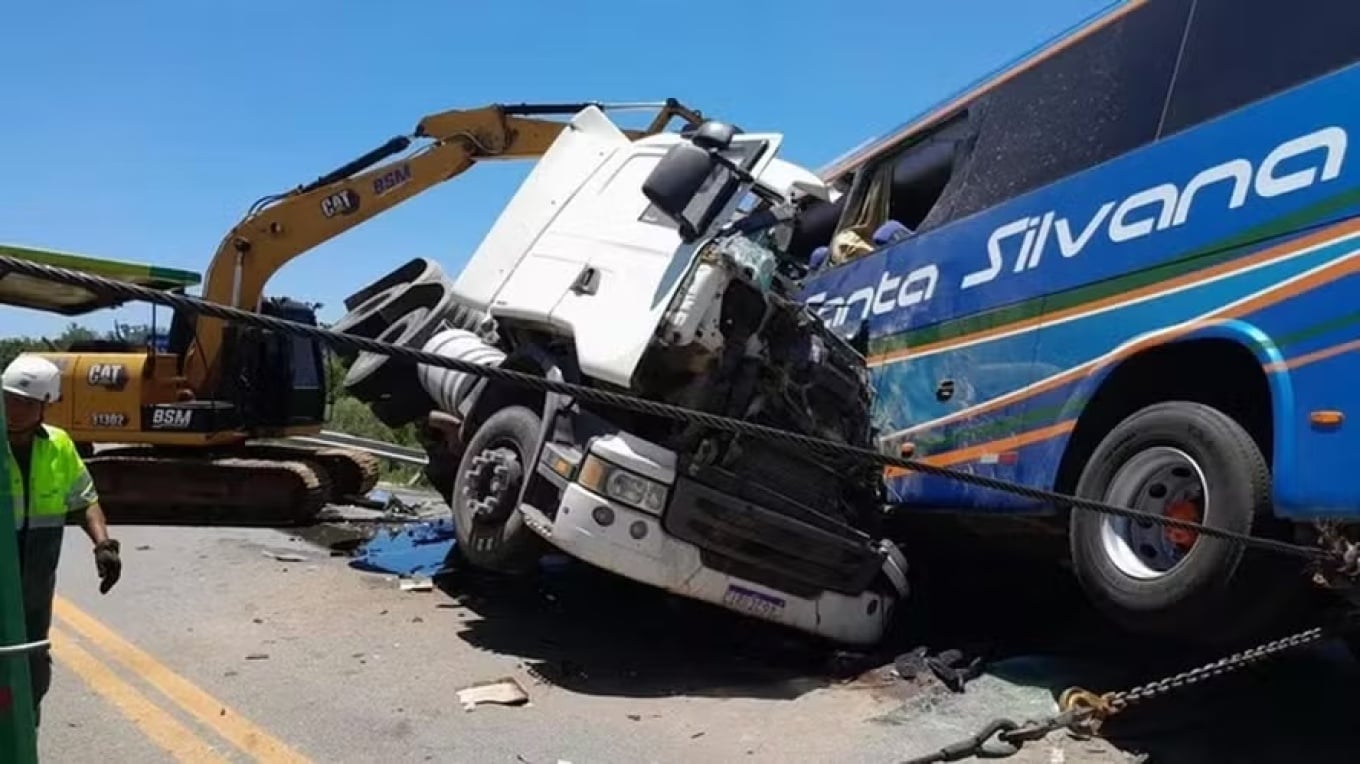 Tragjedi në Brazil  11 të vdekur pas përplasjes së një autobusi me kamionin