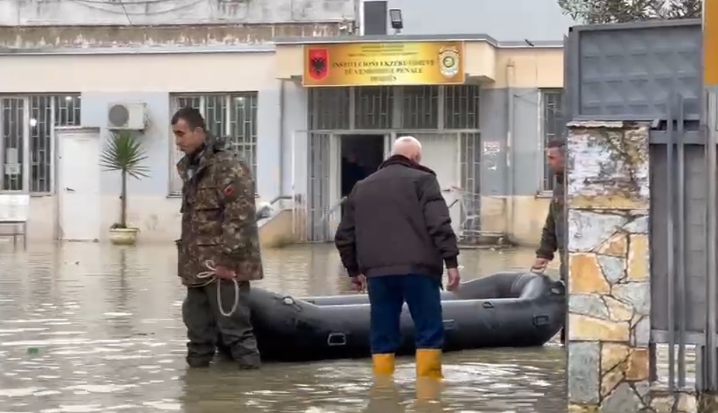Video lajm  Burgu i Durrësit me gomone në oborr nga përmbytjet  punonjësi  Mos bëj video